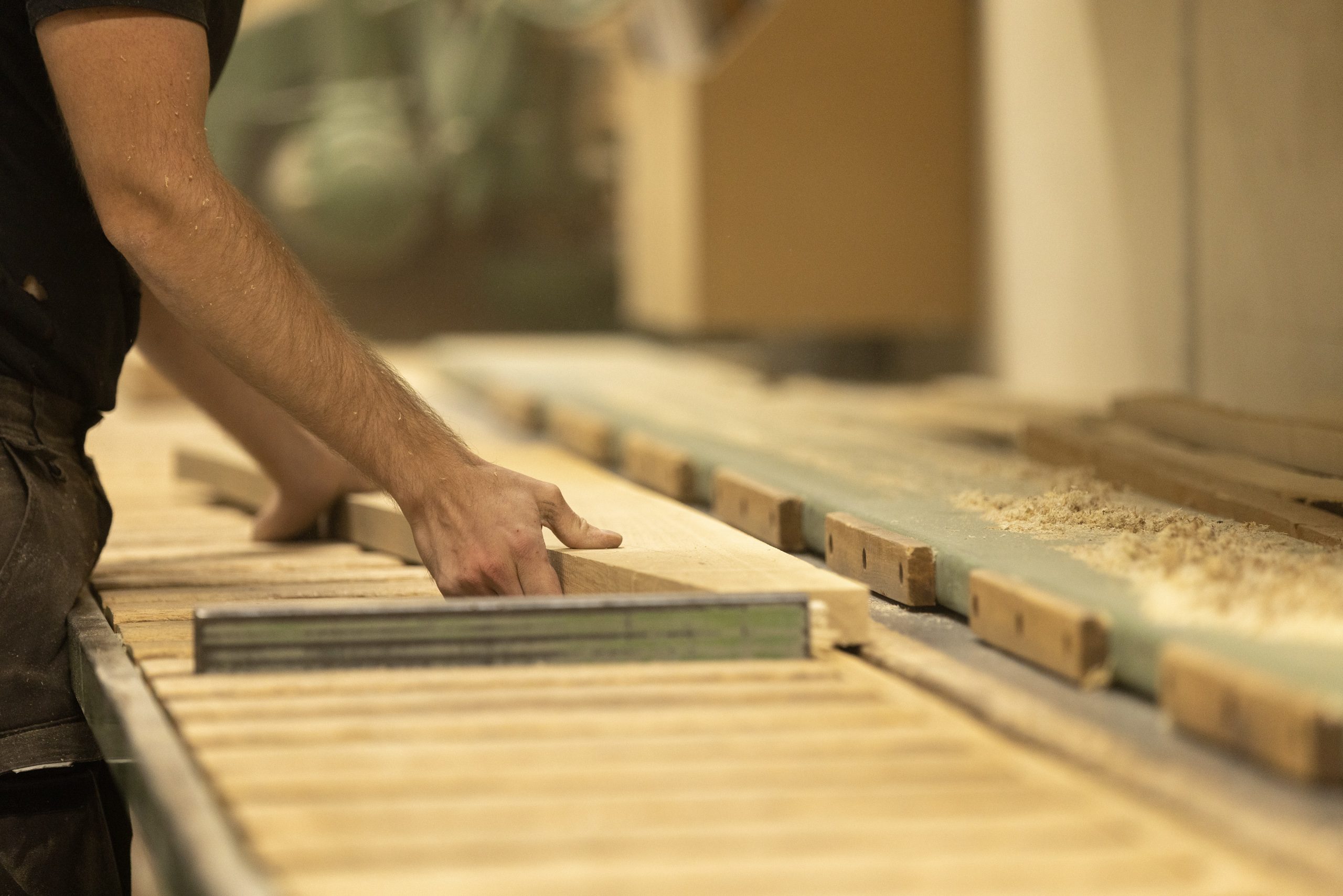 Travail du bois en atelier — Sauteur Menuiserie